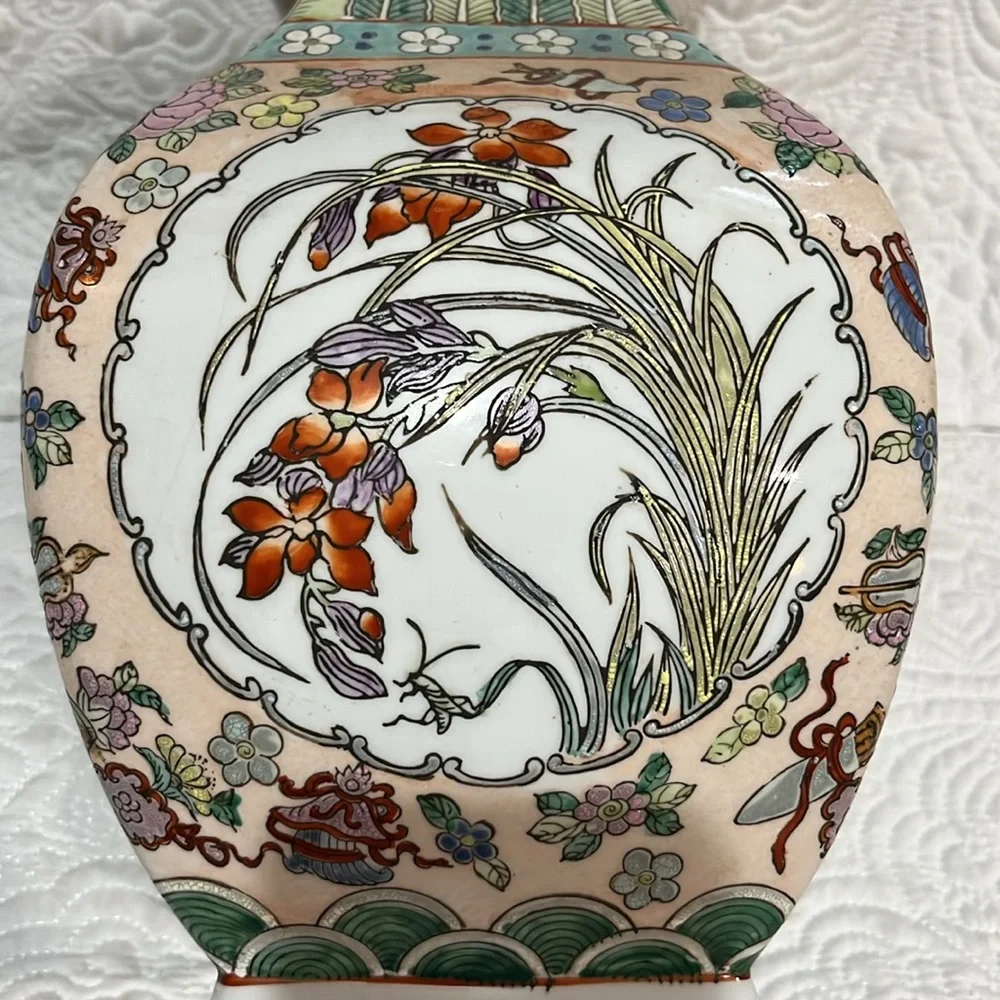 Beautiful‎ large elephant handled Oriental vase
